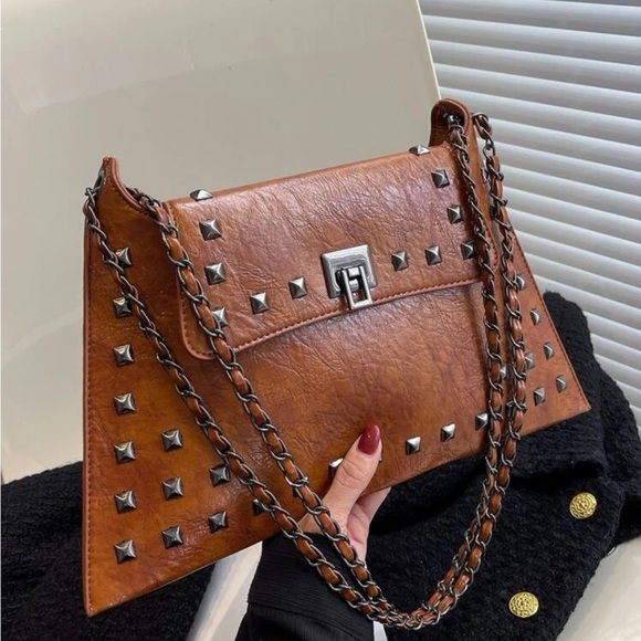Studded flap chain shoulder bag - Picture 3 of 11